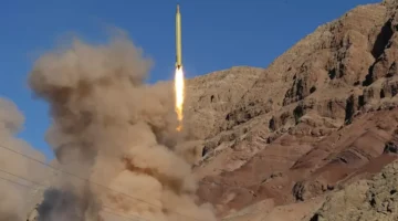 هجوم حوثي بصاروخ يشعل سفينة بخليج عدن ويسقط جريحين من طاقمها